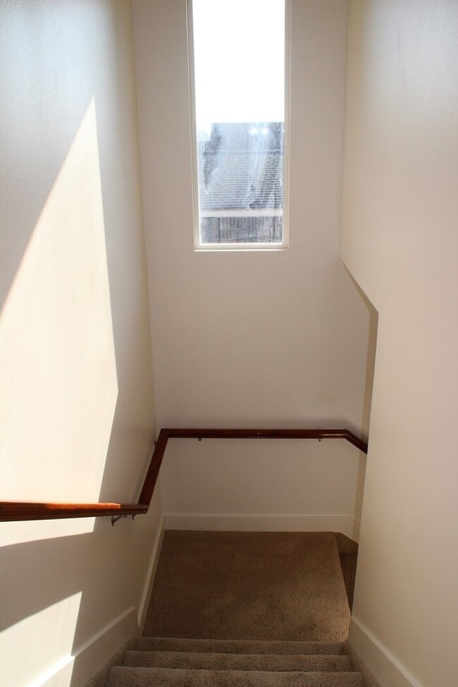 Building Photo - Spacious Townhome on Quiet Street