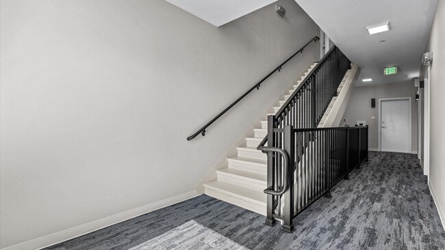 Building Photo - The Monument: Modern 2 Bedroom Apartment: Contemporary Design, Prime Location