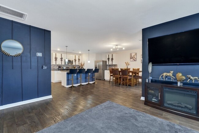 Building Photo - 4 Bed, 2 Bath Gem in Park West!