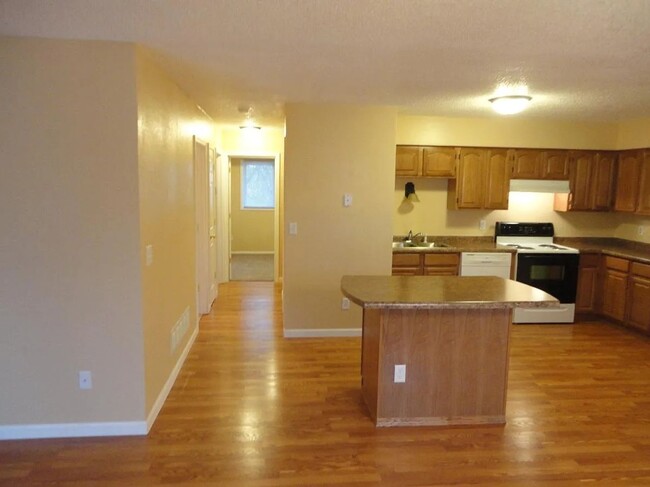 Building Photo - Nice 3 bedroom / 2 bath in Eagan, $1,650