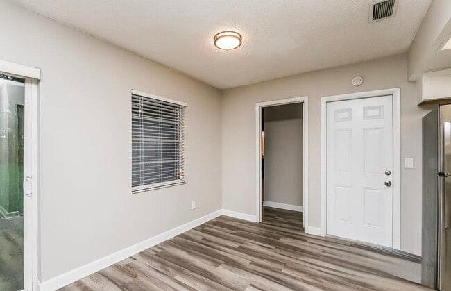 Building Photo - 3684 Woodhill Dr