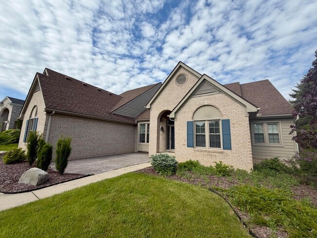 Building Photo - 6961 Suncrest Dr