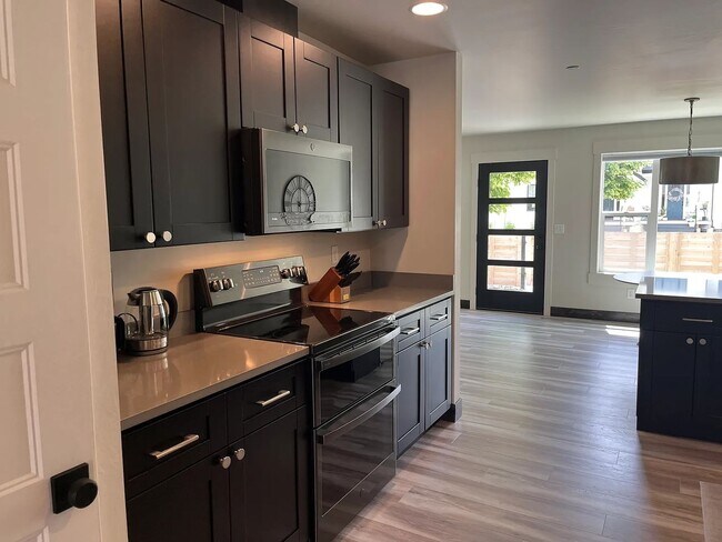 Building Photo - Whitefish townhouse for rent! 3 bed 2.5 ba...