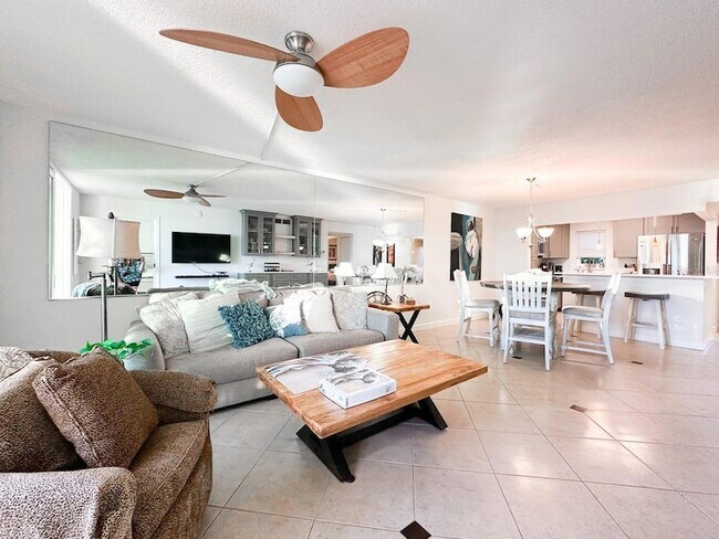 Building Photo - 7920 Sun Island Dr S