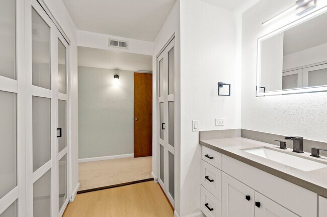 Building Photo - Amazing 2bed/1.5bath Condo Unit with Private Balcony in Meridian Park!