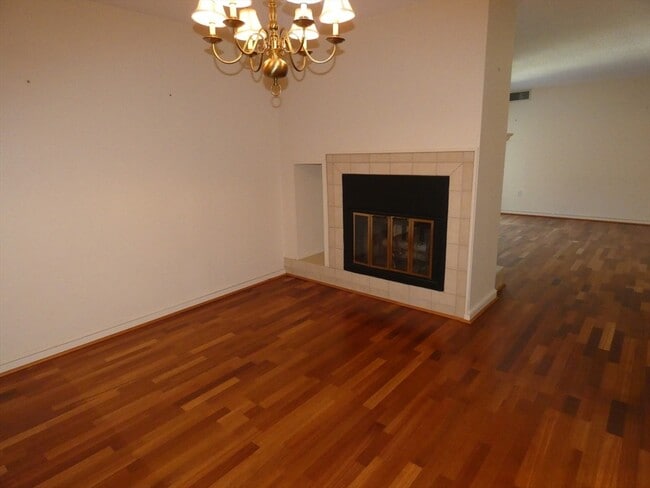 Building Photo - 380 Place Ln