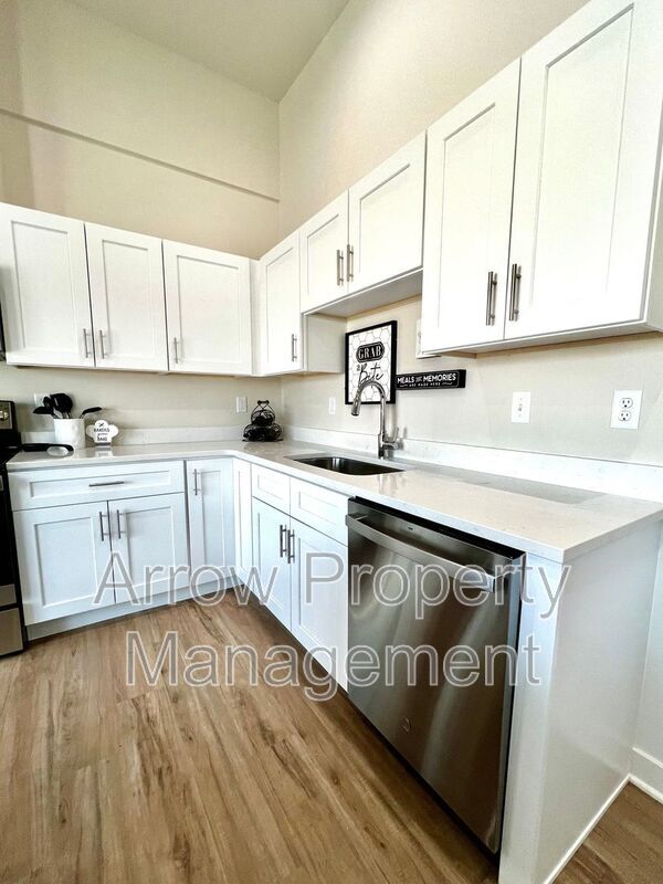 Building Photo - 1003 Claude Rd