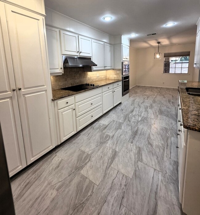 Building Photo - Large Duplex Unit just down the Street fro...
