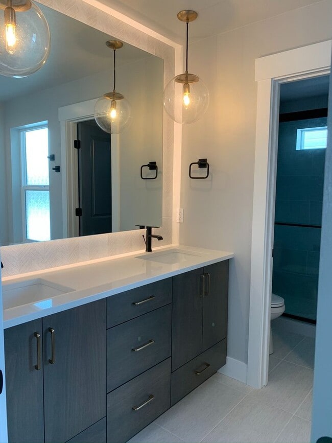 Building Photo - Spectacular newer 3 bed 2.5 bath custom ho...