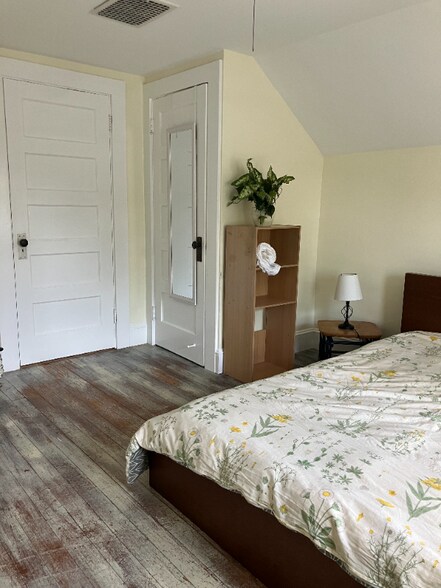 Building Photo - 55 Quaker Ln N