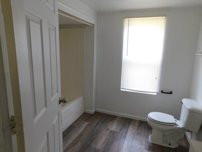 Building Photo - Private Entry Lower Unit of Duplex near Water