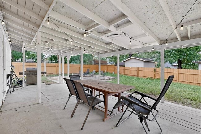 Building Photo - 9807 Dallum Dr