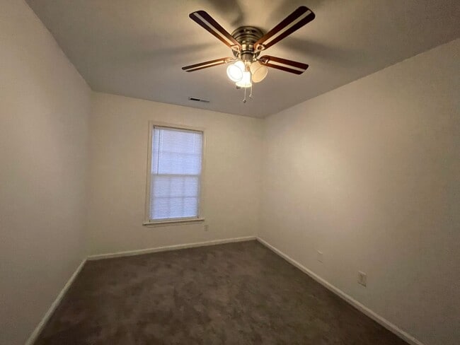Building Photo - 3 bedroom townhome! Fenced backyard.