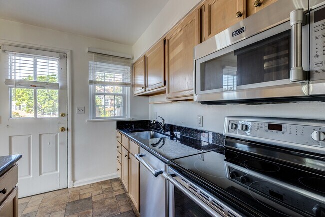 Building Photo - Charming End-Unit Townhouse in Fairlington