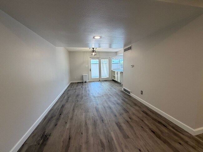 Building Photo - 529 S Xenon Ct