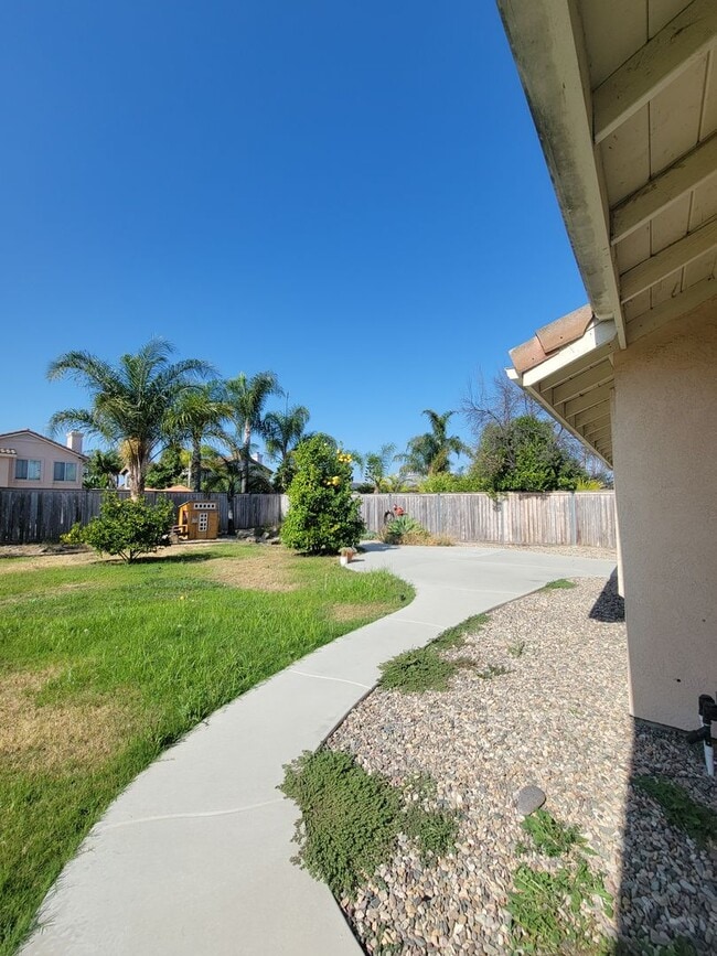 Building Photo - Beautiful 3 Bedroom, 2.5 Bathroom Home wit...