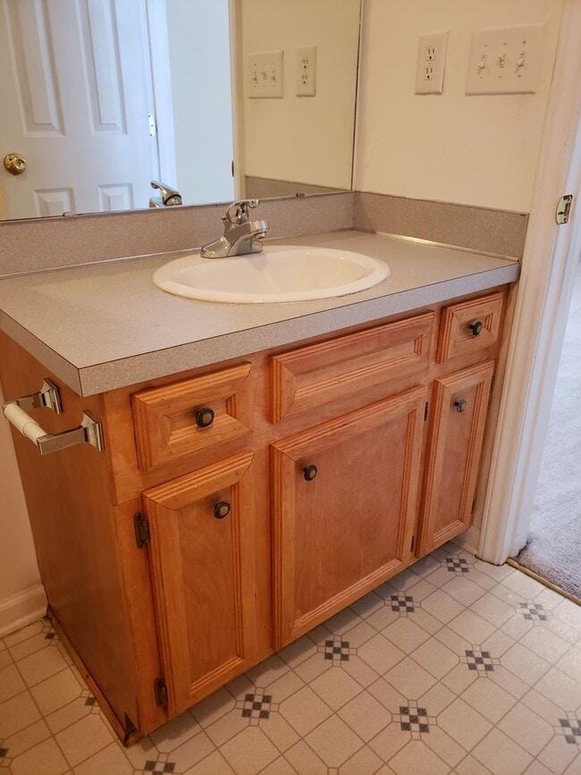 Building Photo - 2-bedroom, 2.5 bathroom townhome