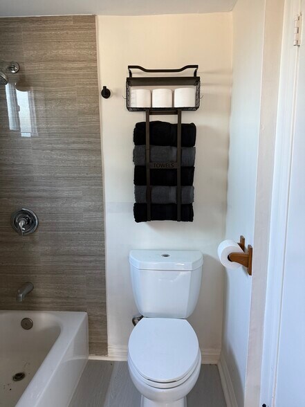 Building Photo - 7115 Somerset Blvd