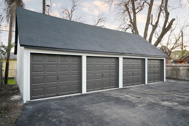 Building Photo - 402 Ada Unit 1 | CALL FOR SUMMER APPLICATI...