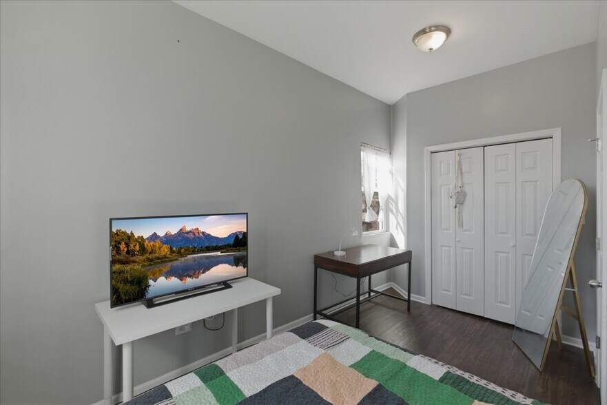 Building Photo - 1654 W Cortland St