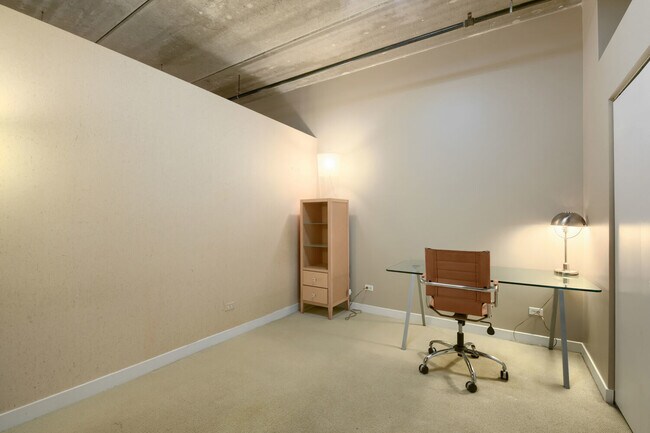 Building Photo - 811 W 15th Pl