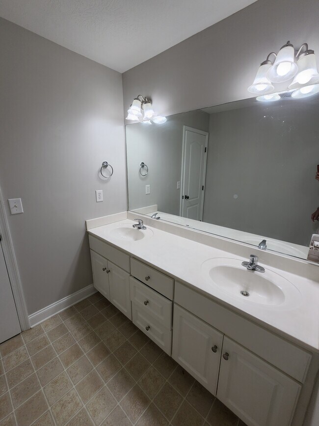 Building Photo - 803 Landing Dr