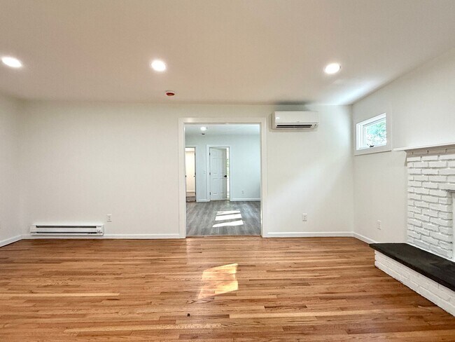 Building Photo - Serene & Spacious Fully renovated 1 BR ( 2...