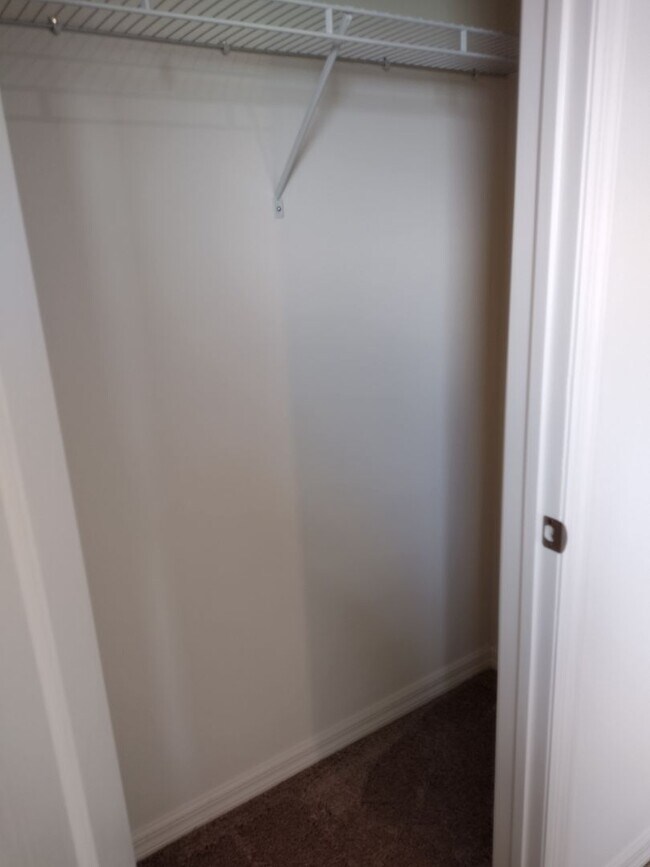Building Photo - Beautiful 4 bedroom 2.5 Bathroom House For...