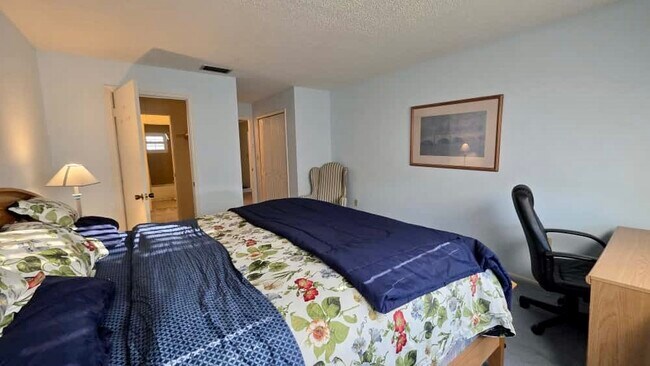 Building Photo - 701 Poinsettia Rd