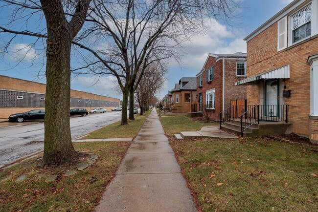 Building Photo - Charming 2 bdr, 2 bthr single family home in Belmont Cragin.