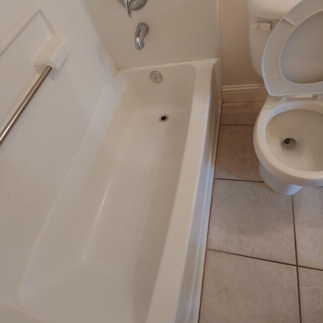 Building Photo - Nice main floor 3 BR 2 BTH Condo in awesome PG location