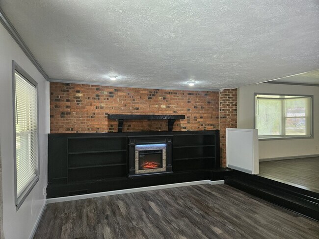 Building Photo - 415 College Dr