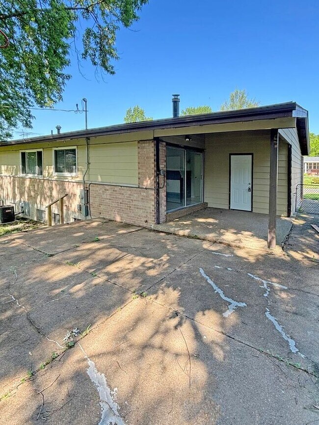 Building Photo - Charming 3-Bedroom Home in a Prime Locatio...