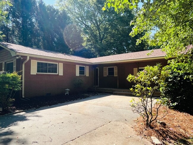 Building Photo - Cute cottage! 3 bed, 2 full bath, large bo...