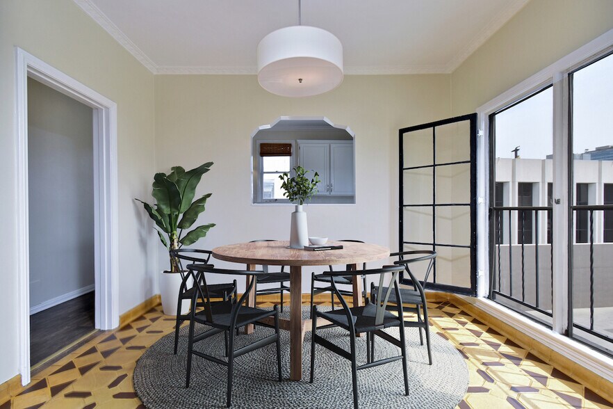 Building Photo - 724 S Genesee Ave