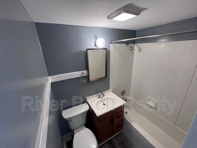 Building Photo - 457 W Lawrence Ave