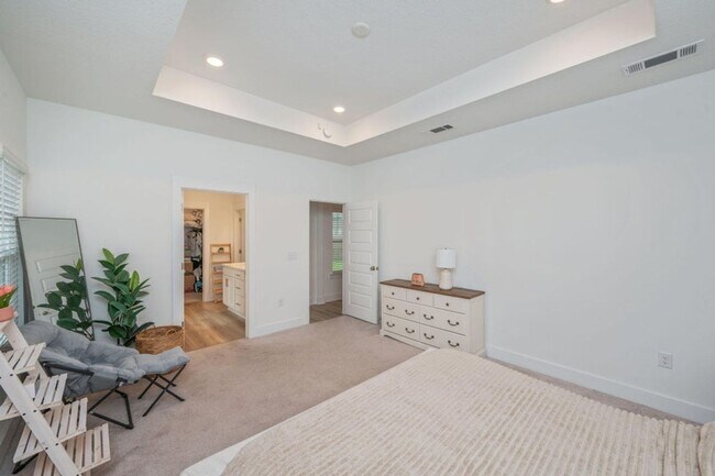 Building Photo - 3 Bedroom plus office/flex space in Crestv...