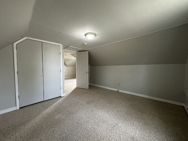 Building Photo - 2122 Elston St