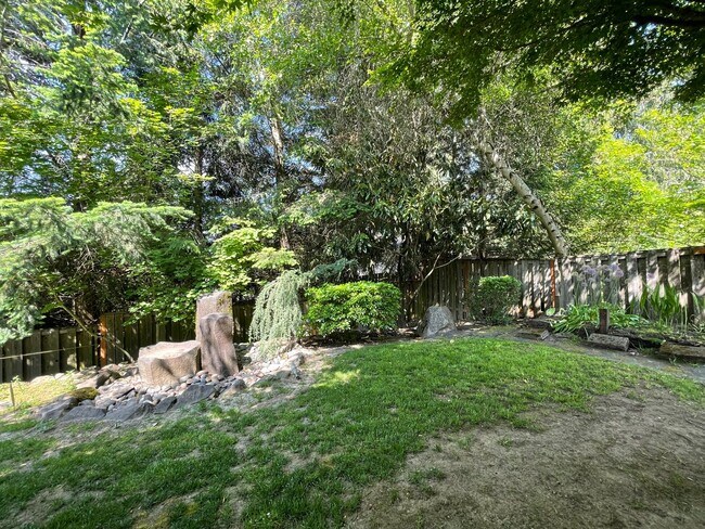 Building Photo - Custom Traditional Home in Montreux Neighborhood 3Bd/2Ba Home with 3 Car Garage!! Close to Cedar ...