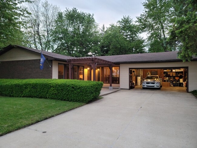 Building Photo - 425 W Forsyth Rd
