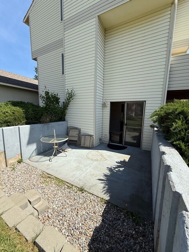 Building Photo - Condo with a Pool