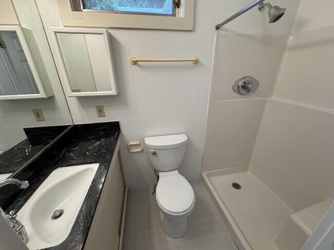 Building Photo - Spacious 2bed Plus Office, Single-level in Waverly Heights