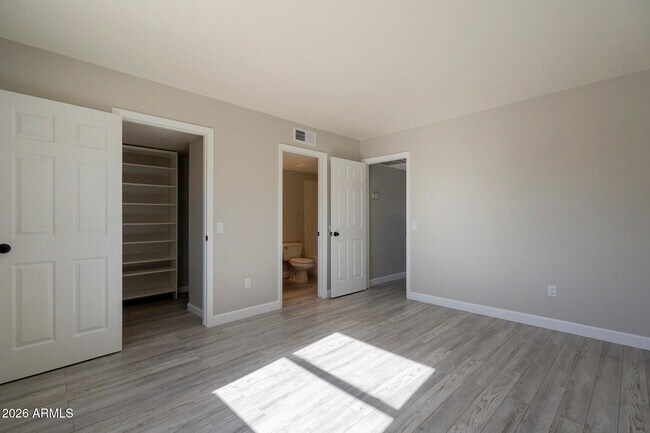 Building Photo - 815 E Grovers Ave