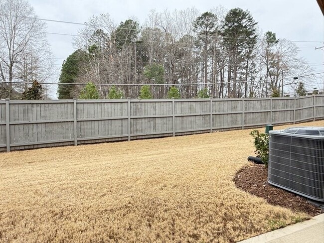 Building Photo - 3 Bedrooms 1 Garage & Open space one the Main Floor