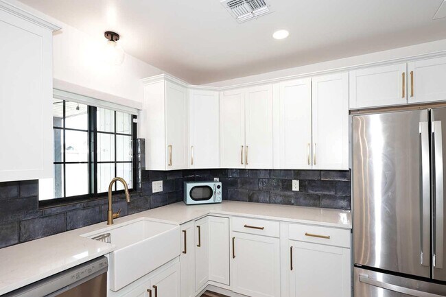 Building Photo - 716 W 11th St