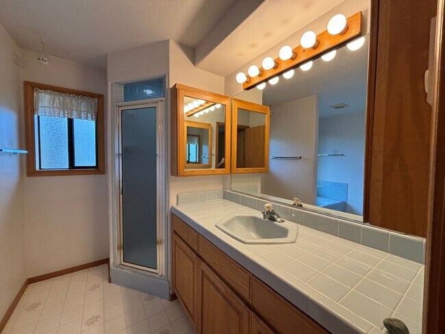 Building Photo - Stunning 3 Bed/ 2.5-Bath Home on the River...