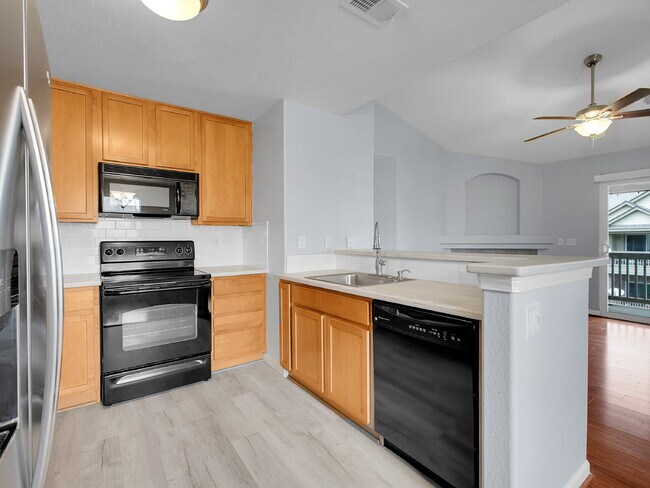 Building Photo - $1,795.95, Gorgeous 2-bed, 2-bath condo located in Aurora.