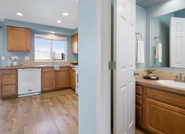 Building Photo - Updated 2 bedroom Townhome - W/S & Garbage...