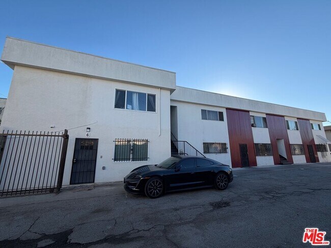 Building Photo - 3568 S Budlong Ave