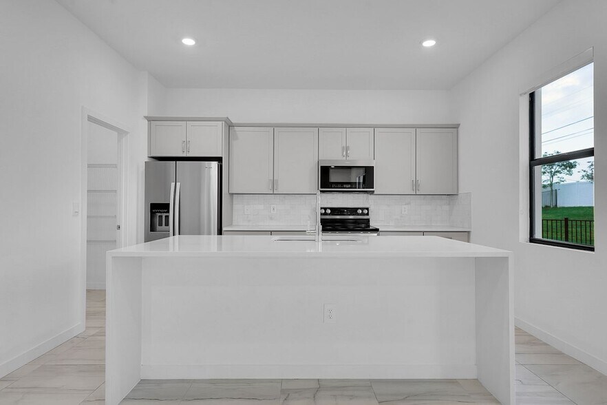 Building Photo - 2006 NE Ocean Dunes Dr